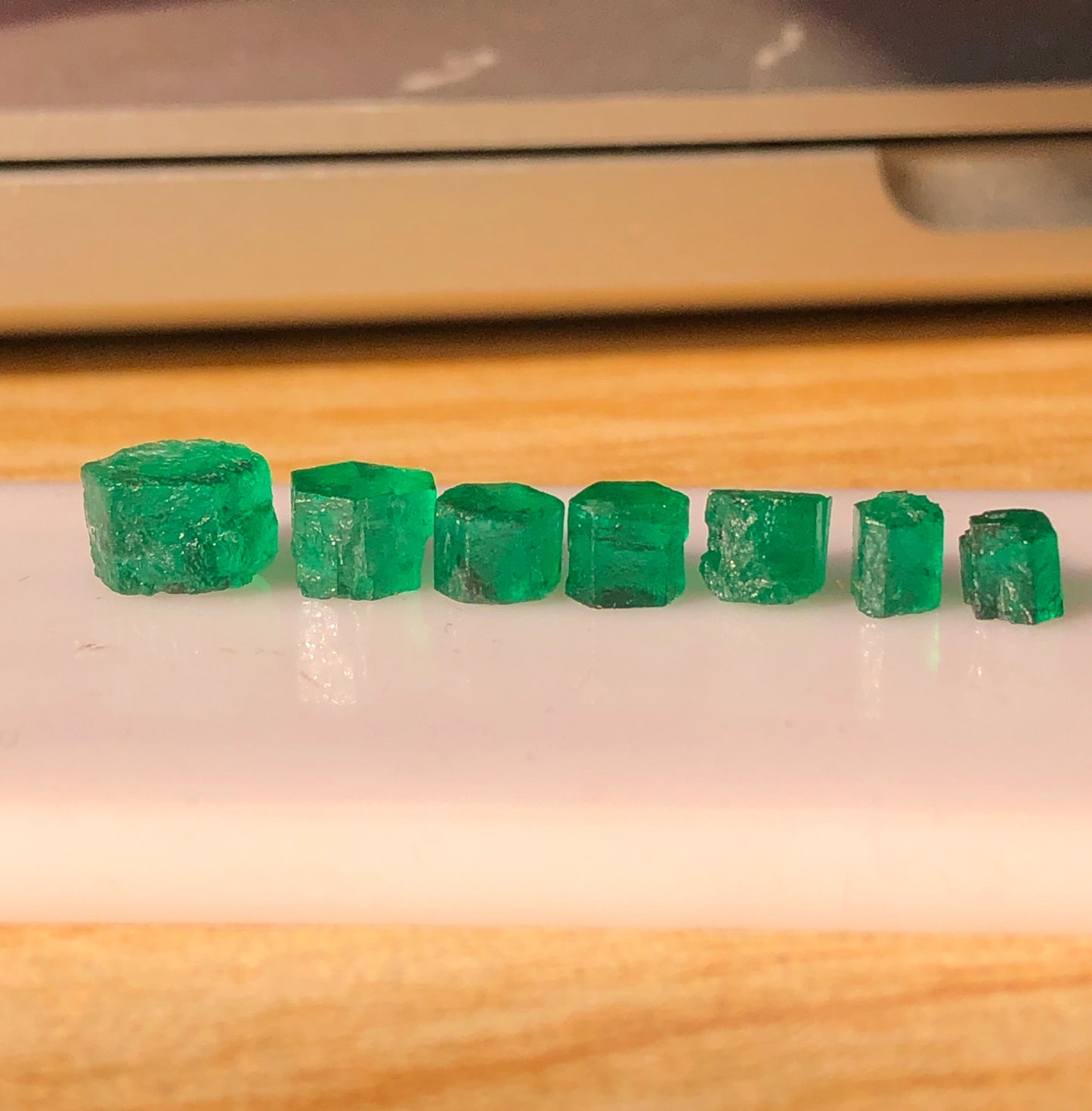 5.3 Carats Natural Vivid Green Rough Emeralds for Cutting