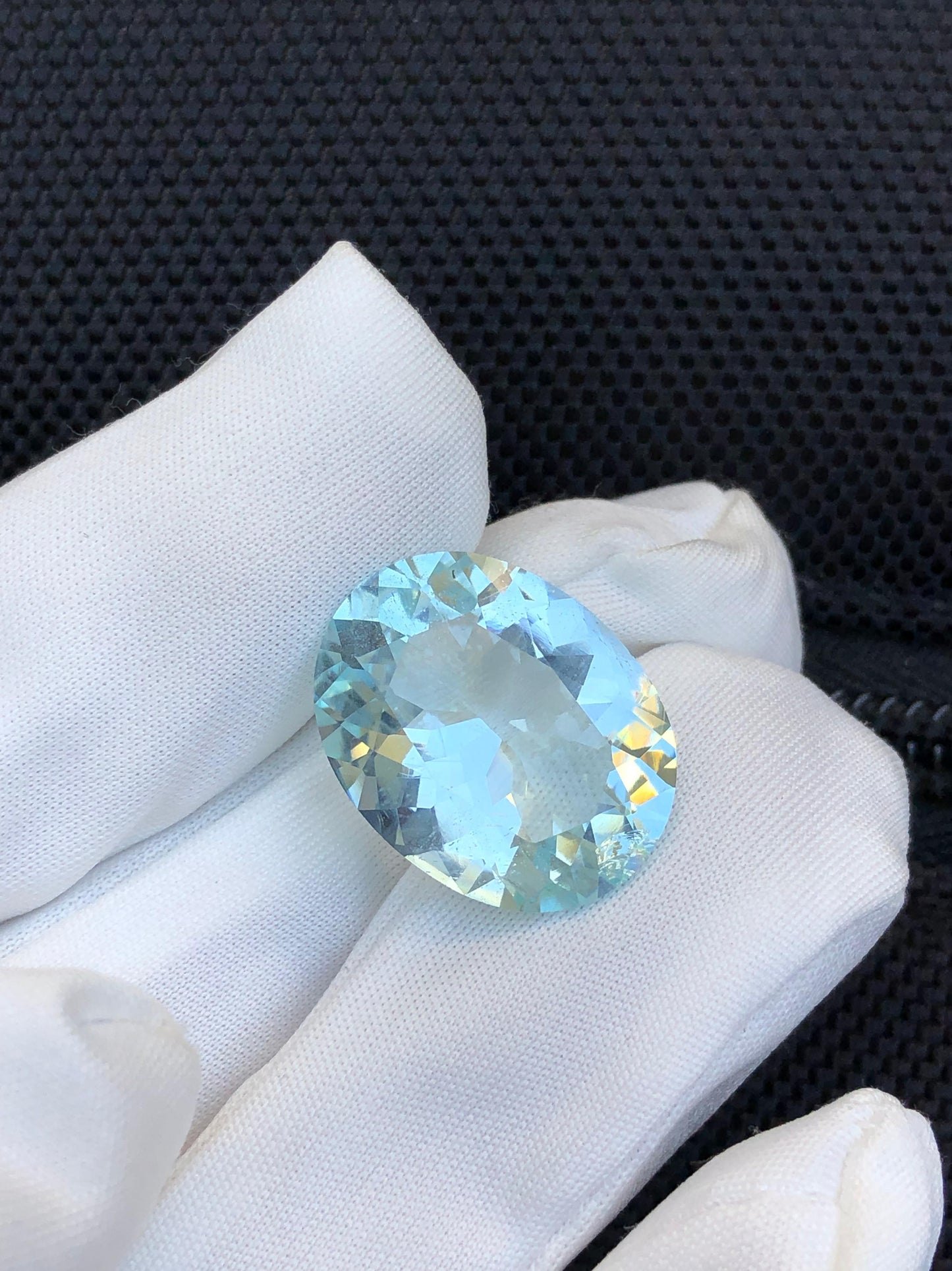 16 Carat Oval Shape Aquamarine Blue Gemstone