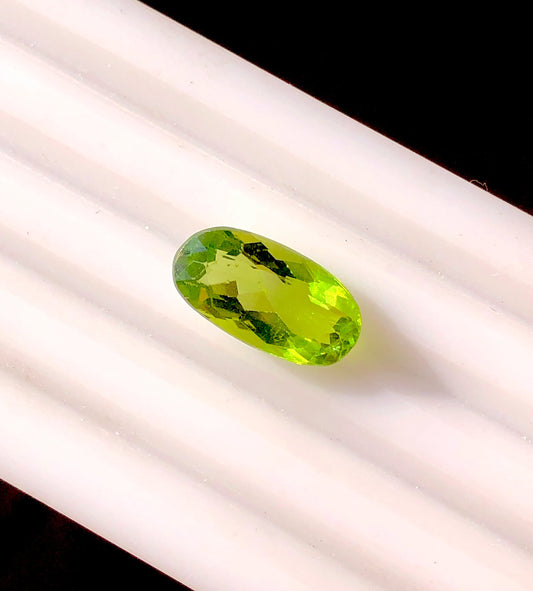 3.48 Carats Loose Oval Shape Green Peridot Stone