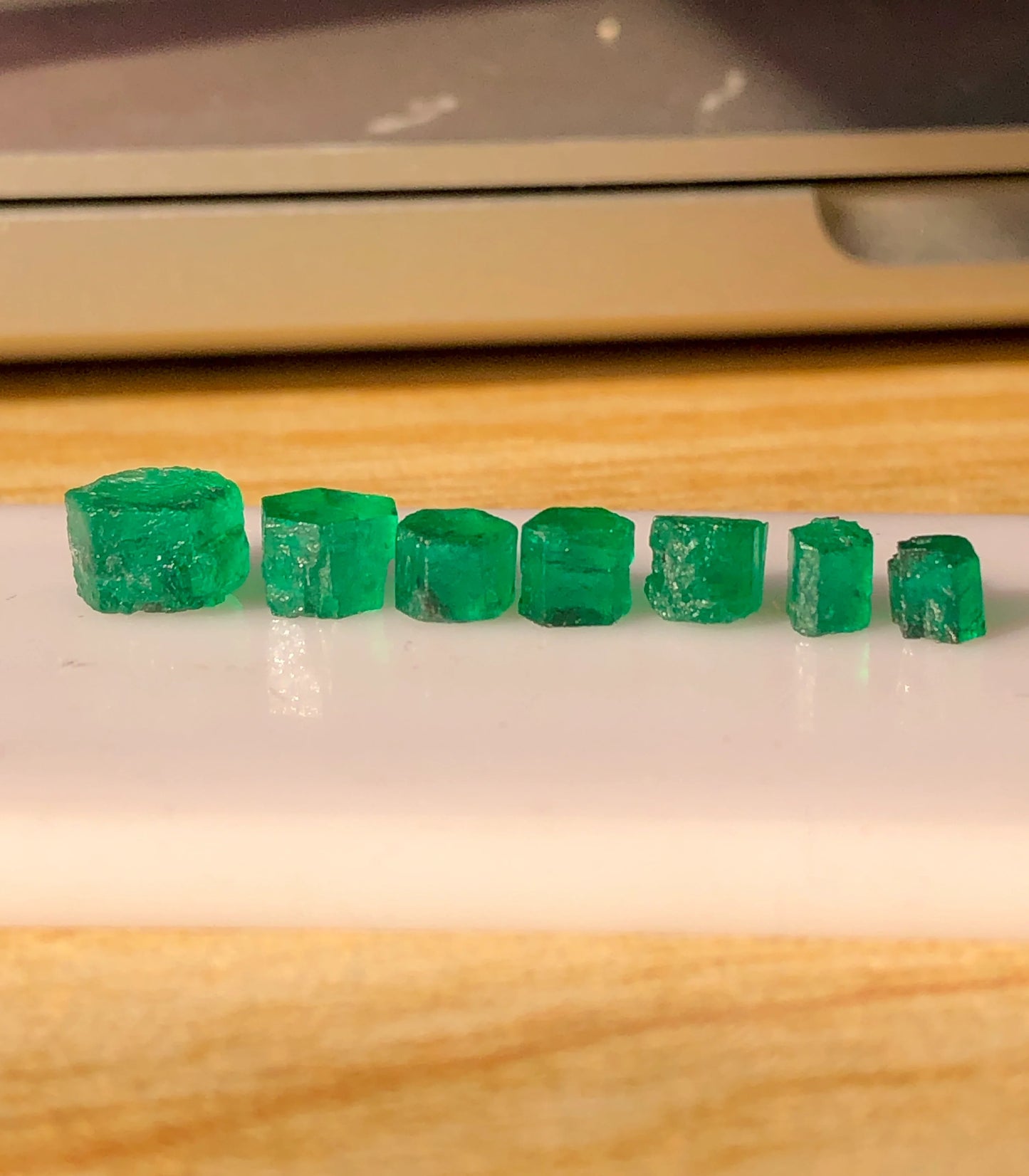 5.3 Carats Natural Vivid Green Rough Emeralds for Cutting